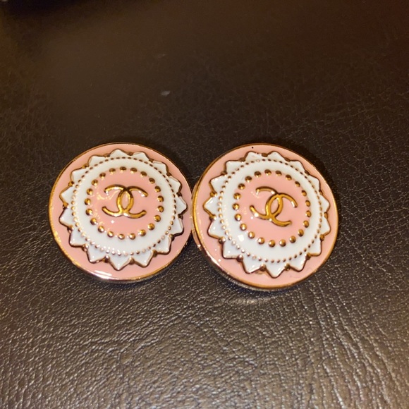 COPY - Chanel Pink and Gold Design set of 2 buttons - Picture 2 of 4